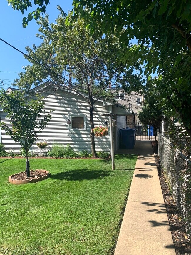 Building Photo - 3224 N Lawndale Ave