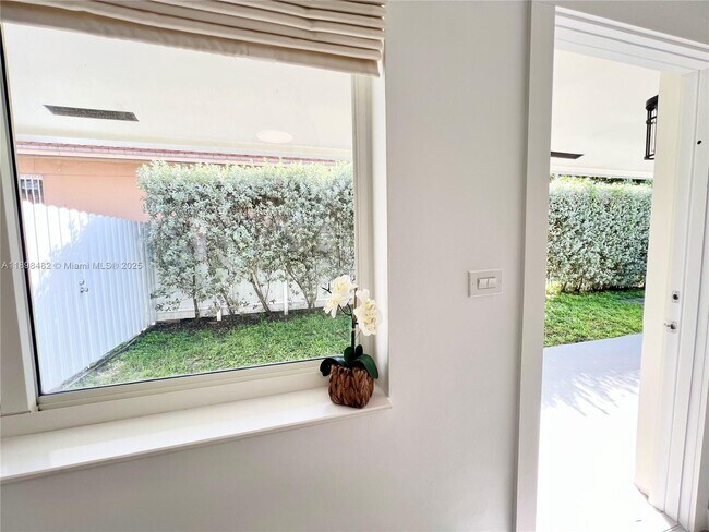 Building Photo - 2827 SW 24th St