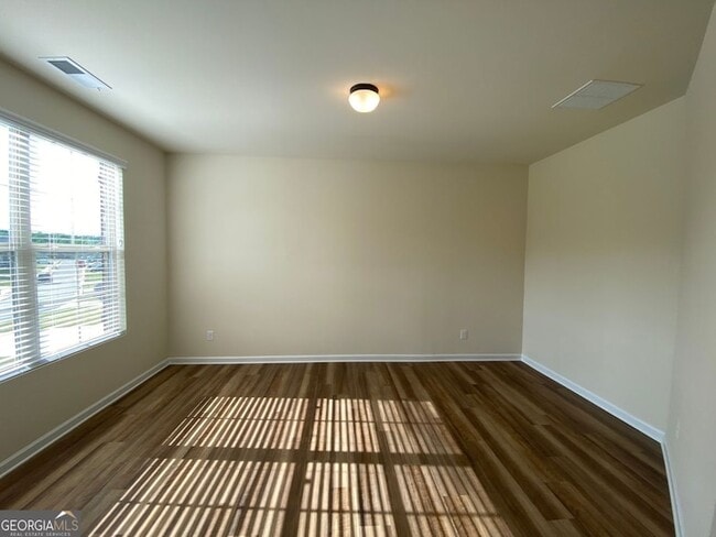 Building Photo - 5595 Mirror Lake Dr