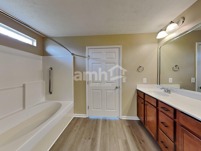 Building Photo - 1075 Savannah Ave