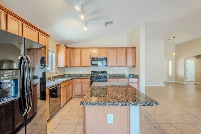 Building Photo - Bright & Airy 4-Bedroom in Willow Ridge Co...