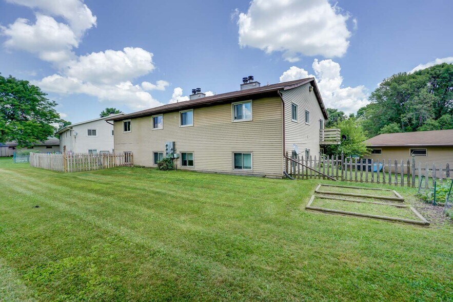 Photos are of mirror unit in the same building. Exact finishes may be different. - 42 Park Heights Court