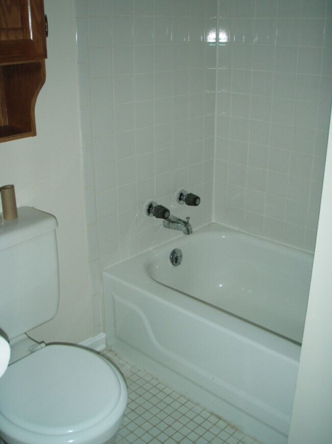 Building Photo - Classic 4 Bed 3.5 Bath Brick Townhome With...
