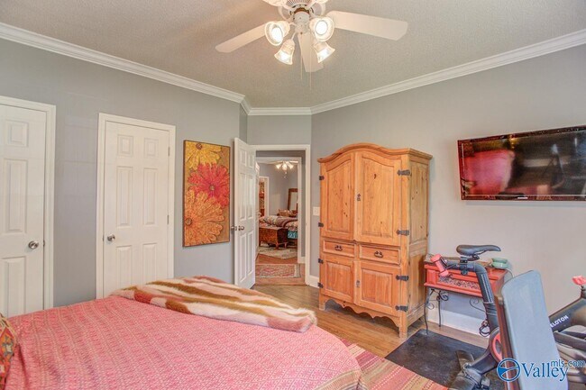 Building Photo - 1605 McCullough Ave NE