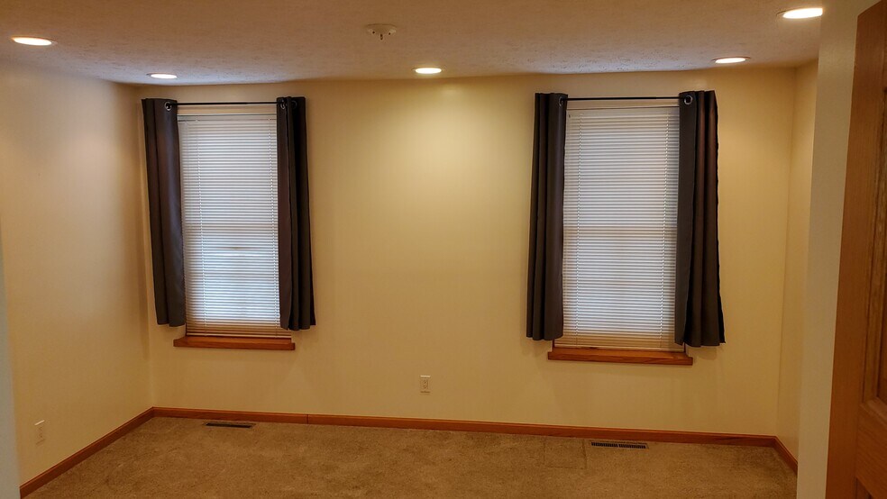 3rd floor rear bedroom looking to rear - 808 Main St