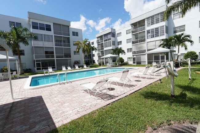 Building Photo - 3000 Sunrise Lakes Dr W