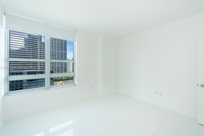 Building Photo - 950 Brickell Bay Dr