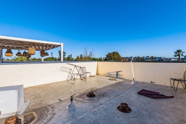 Building Photo - 2478 Penmar Ave