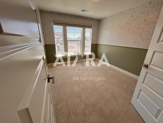 Building Photo - 909 Sagehill Dr