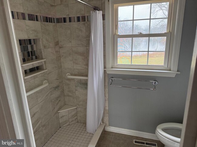 Building Photo - 448 Lake Ave