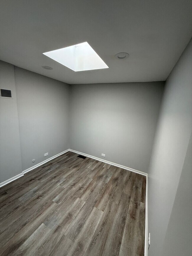 Building Photo - 744 W Gordon Terrace