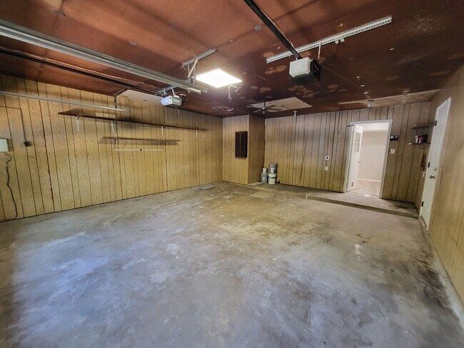 Building Photo - 2110 Redbud Ln