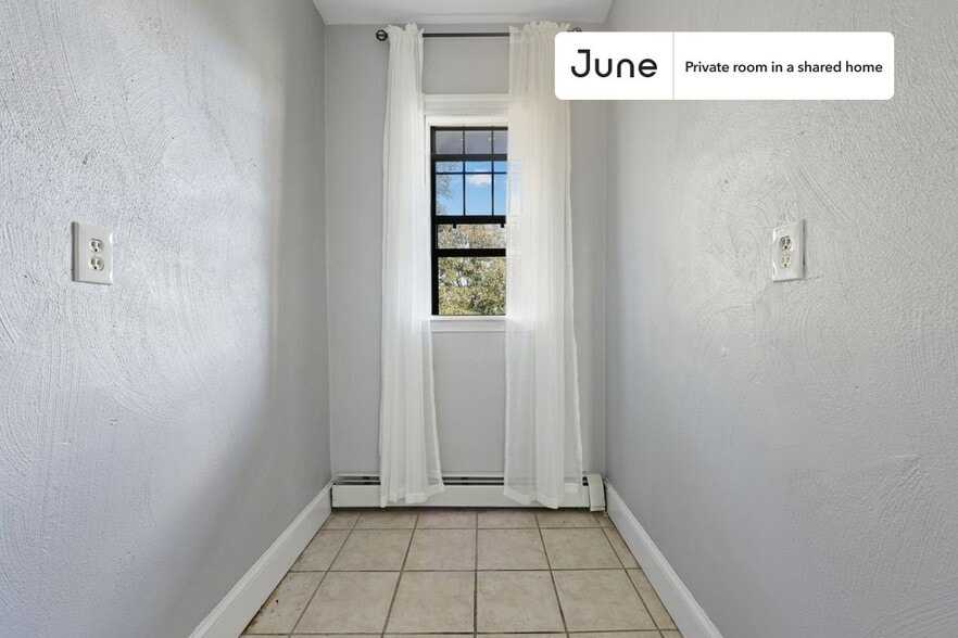 Building Photo - Room in Shared 4 bed/1 bath home