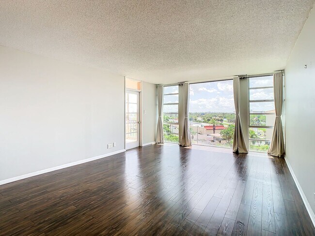 Building Photo - 7400 Sun Island Dr S