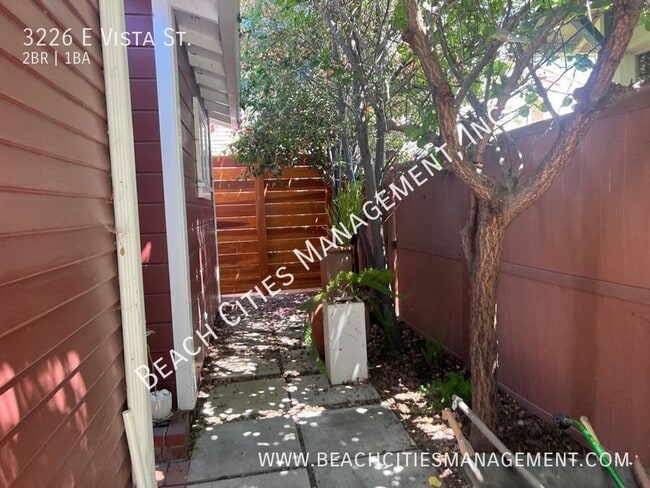 Building Photo - 3226 E Vista St