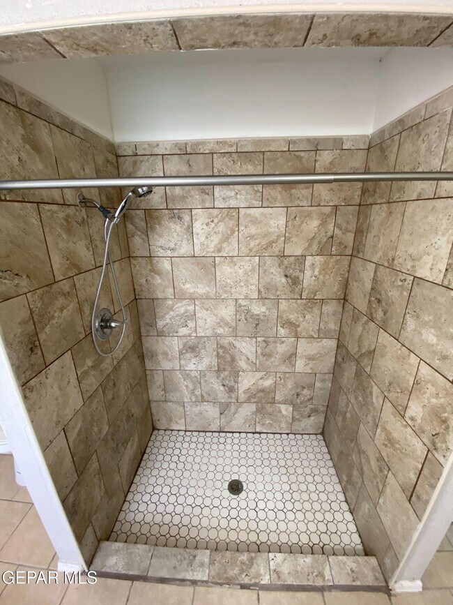 Building Photo - 6721 El Parque Dr