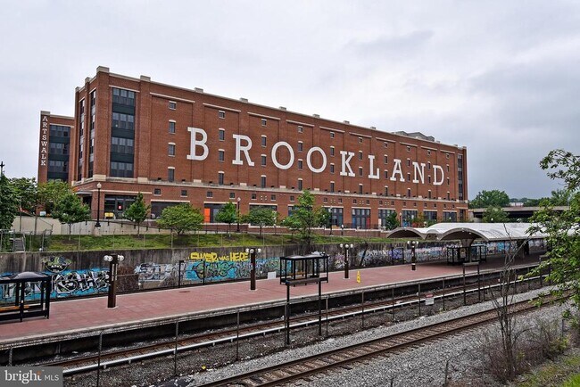 Building Photo - 901 Lawrence St NE