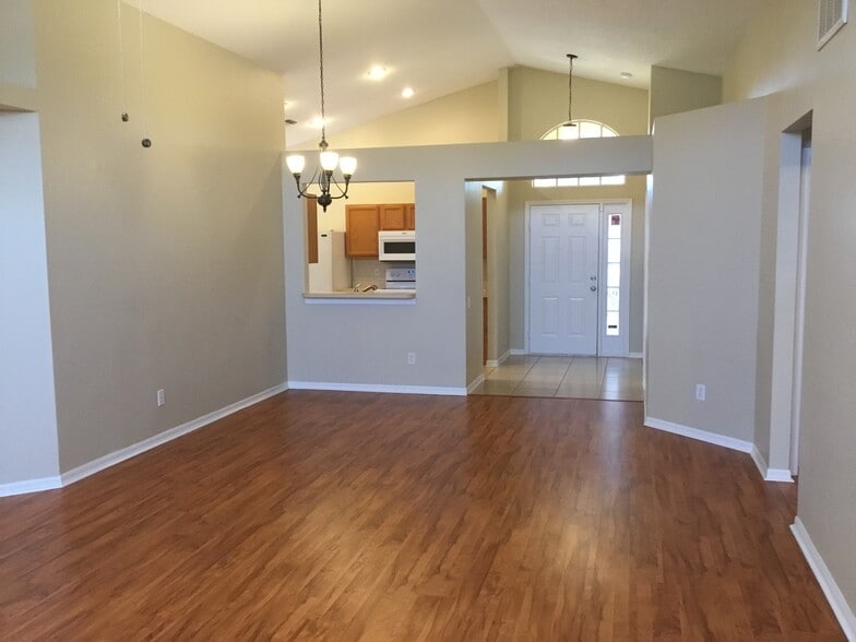 Building Photo - 10625 Cami Ct