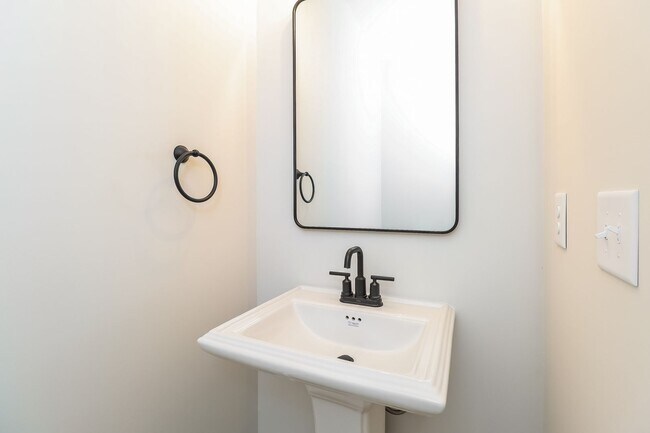 Building Photo - Beautiful 3BR 2.5BA Townhome w/ Full Appliance Kitchen • Garage Parking in Westerly Hills