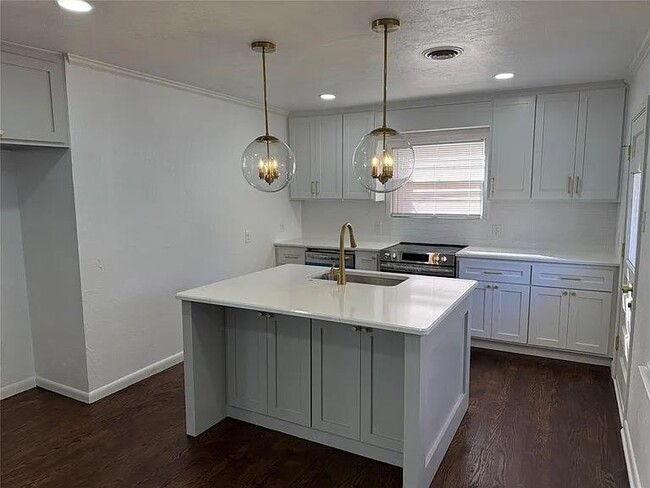 Building Photo - 1123 W Brooks St