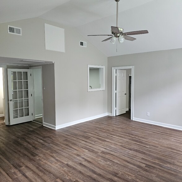 Building Photo - 1335 Victory St