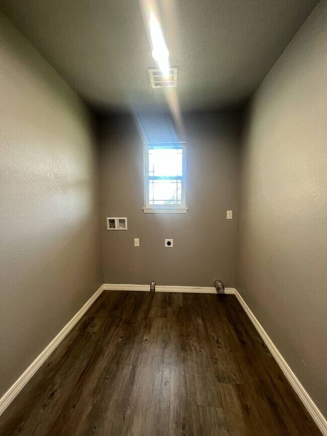 Building Photo - COMING SOON IN NEOSHO MO!!!  Beautiful 3 bedroom, 2 bathroom home in Neosho in adorable neighborh...