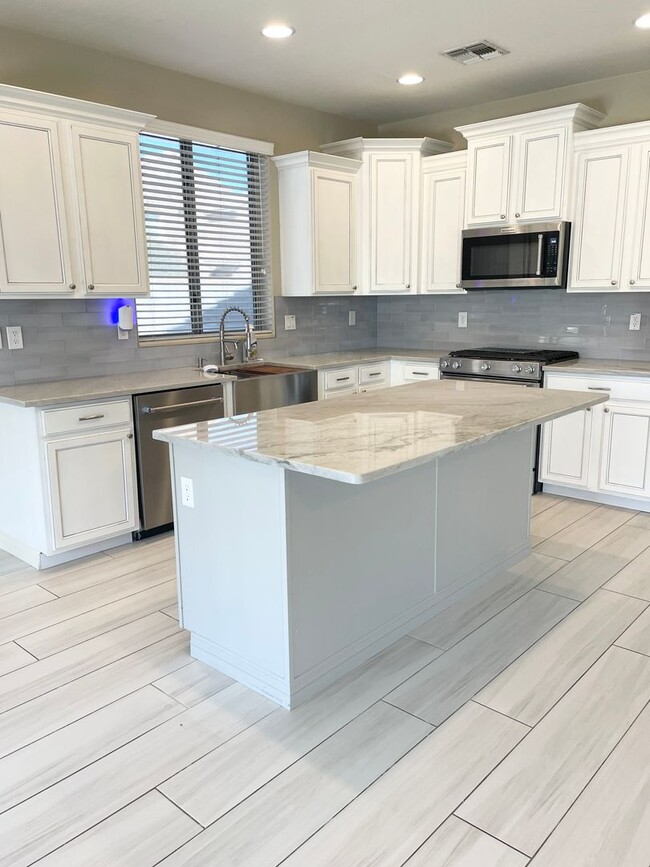 Building Photo - Beautiful Single Level 3 Bed/ 2 Bath + Den Home In Maricopa. Tons of Upgrades Throughout!