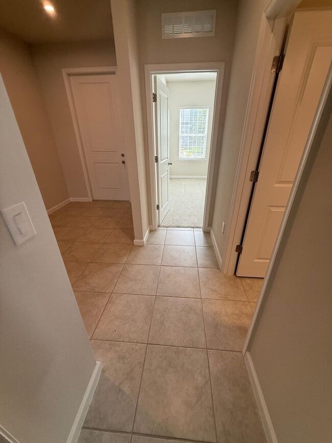 Building Photo - Beautiful 3BR/3BA Home in Creekside
