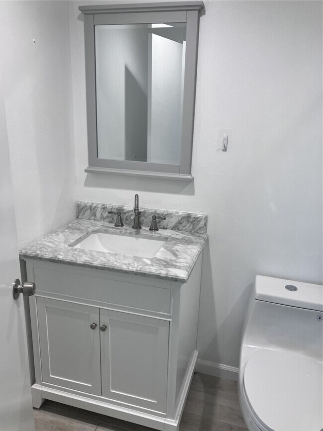 Building Photo - 9022 Hyde Park Dr