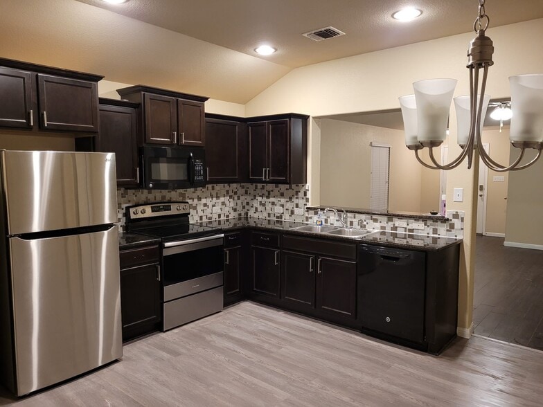 Building Photo - 103 Frio River Trl