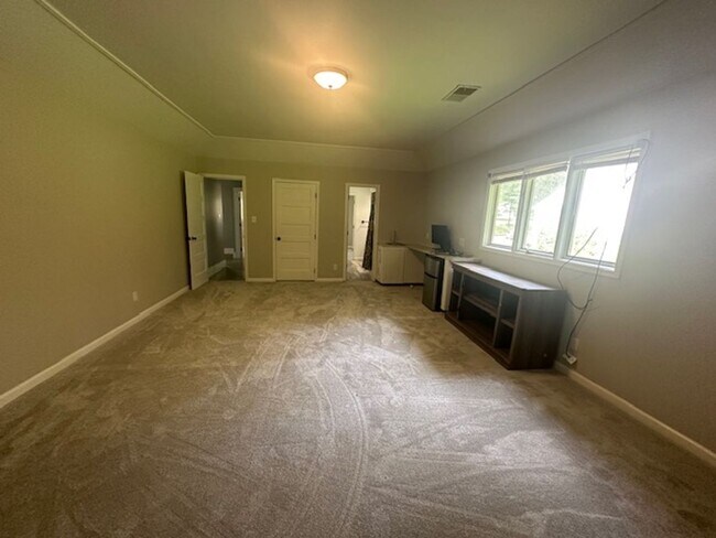 Building Photo - Stunning 5-Bedroom Home in Germantown-Spac...