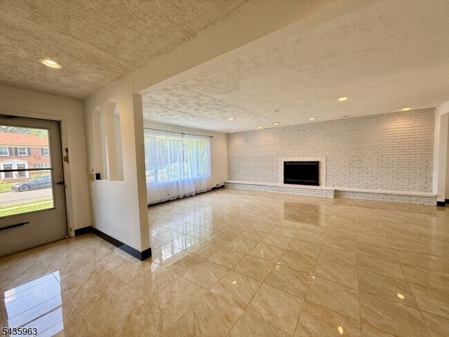 Building Photo - 65 Wabeno Ave