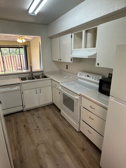 Building Photo - 13057 Lincoln Way