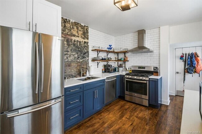 Building Photo - 1 Bayview Ave