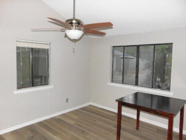 Building Photo - END UNIT TOWNHOME