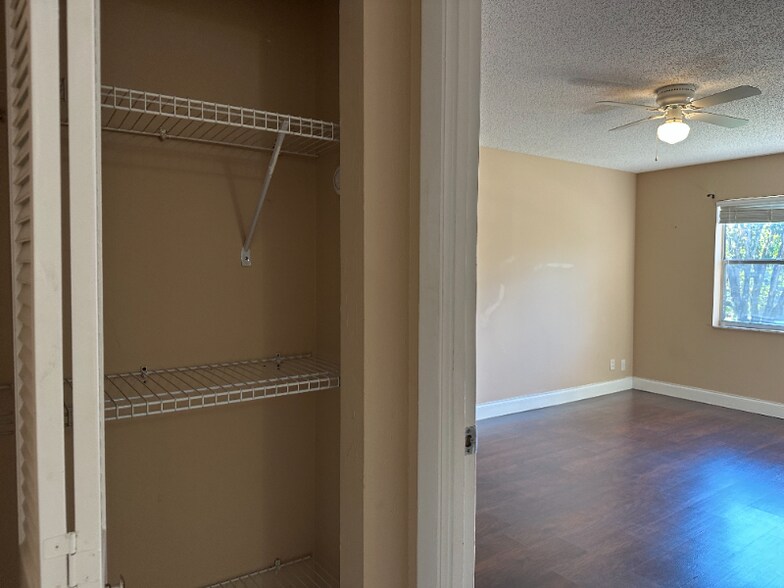Building Photo - 5961 N Falls Cir Dr