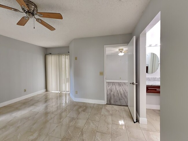 Building Photo - 2956 Clubview Dr