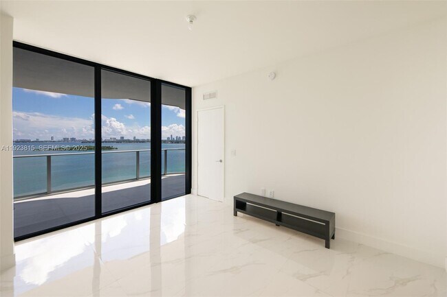 Building Photo - 700 NE 24th St