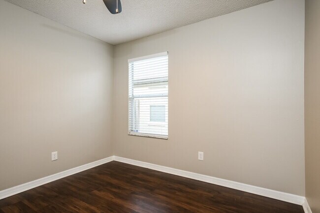 Building Photo - 1800 Grasmere Dr