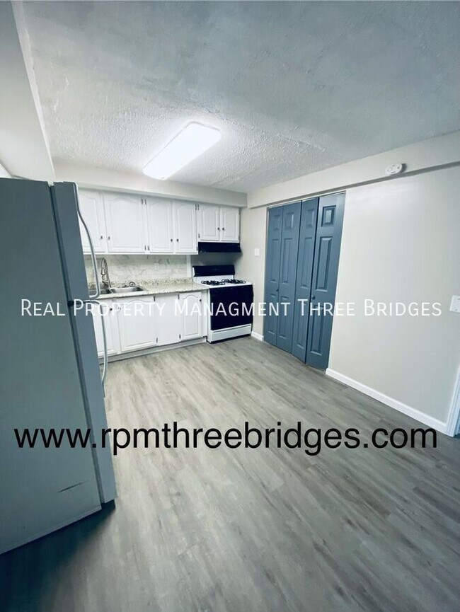 Building Photo - 28 Redwood Dr