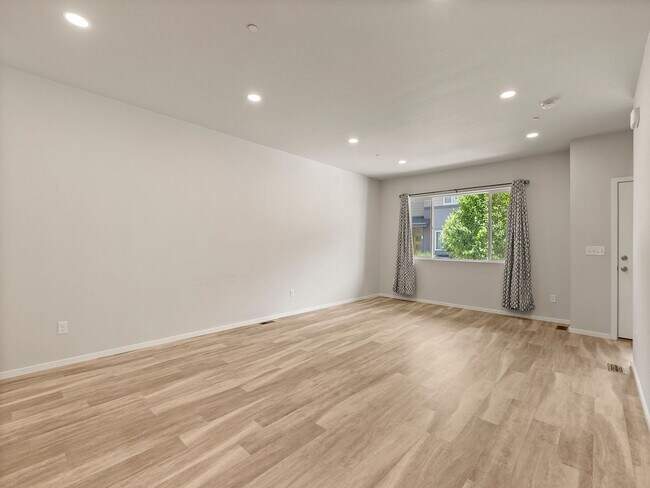 Building Photo - Beautiful 3 Bed 2.5 Bath Townhome in North East Fort Collins!