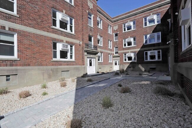 Building Photo - 189 Elm St