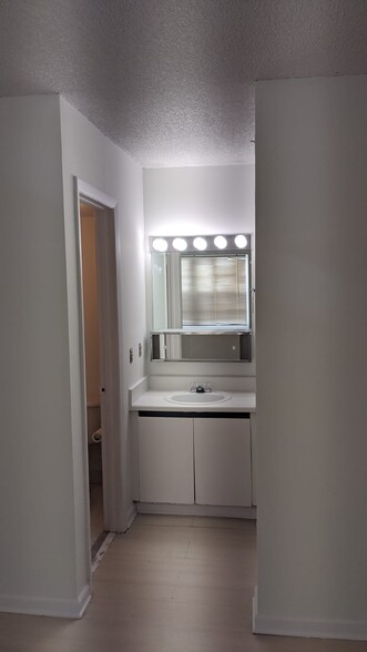 Dressing Area - 15635 SW 74th Cir Dr