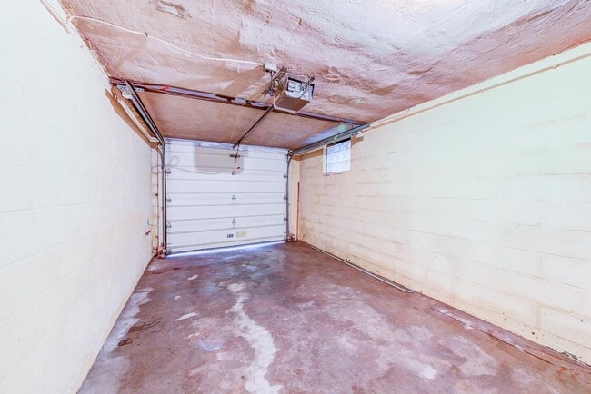 Building Photo - Amazing 3 bedroom home in South side available May 1!