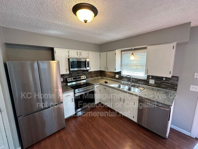 Building Photo - 1201 Golfview Dr