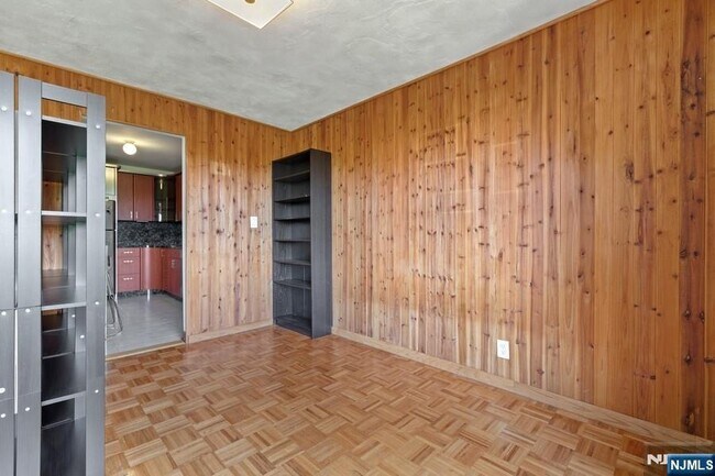 Building Photo - 2352 Linwood Ave