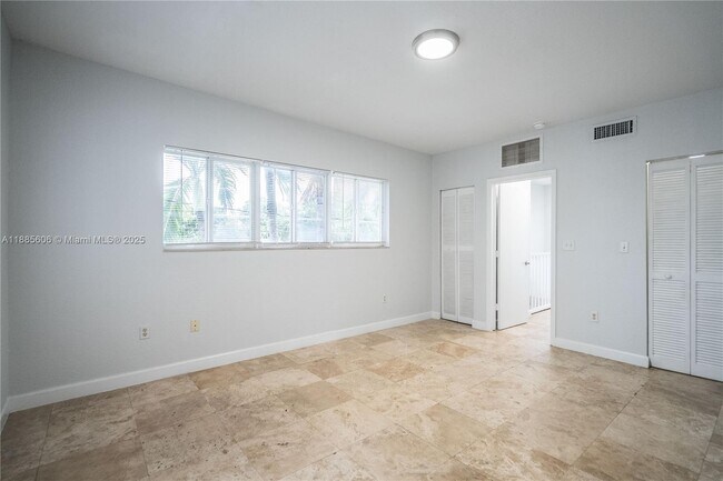 Building Photo - 2180 Bay Dr