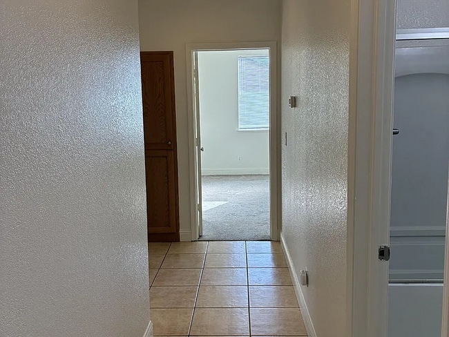 Building Photo - Spacious 4-Bedroom Haven with 2 Baths
