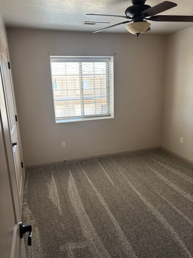 Building Photo - Beautiful 3 bedroom, 2.5 bath  townhome in...