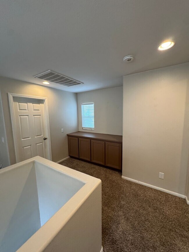 Building Photo - Spacious Lakeview Home with Loft & Community Amenities